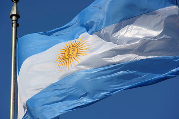 El Congreso de Tucum&aacute;n dispuso adoptar la bandera creada por Manuel Belgrano para uso de los ej&eacute;rcitos independentistas, como distintivo de las Provincias Unidas del R&iacute;o de la Plata, la cual se convirti&oacute; en la Bandera Nacional de Argentina.