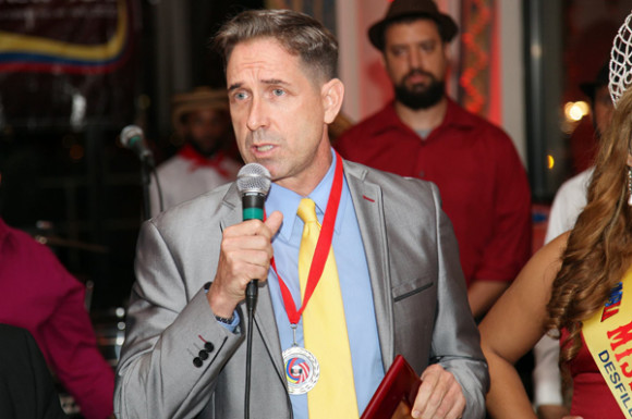 El abogado ecuatoriano-americano Rodney Youman recibi&oacute; un reconocimiento especial por parte del Desfile Colombiano en agradecimiento al apoyo para la organizaci&oacute;n de su edici&oacute;n diecis&eacute;is y aprovech&oacute; para agradecer a la comunidad colombiana y felicitar a los organizadores de las actividades.
