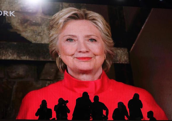 La imagen en pantalla de Hillary Clinton en el segundo d&iacute;a de la Convenci&oacute;n Nacional Dem&oacute;crata hoy, martes 26 de julio de 2016, en Filadelfia, Pennsylvania (Estados Unidos).