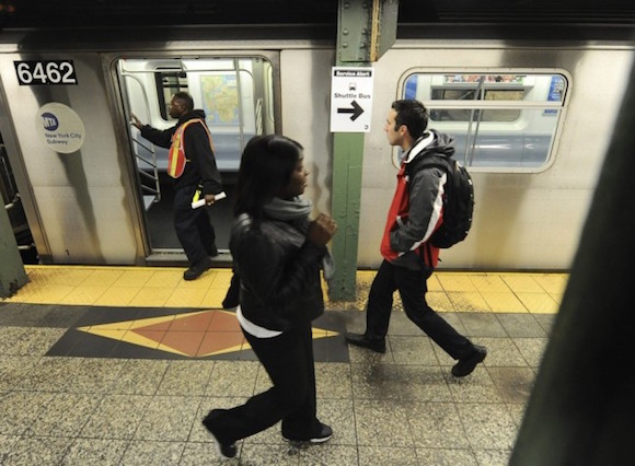 El metro de Nueva York se renovará con un nuevo diseño de vagones y estaciones que incorporarán más accesos wifi, paneles táctiles de información y puertos USB para cargar dispositivos móviles, informaron hoy las autoridades del estado.