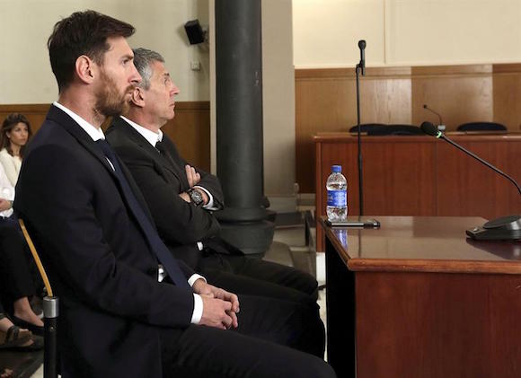  Fotograf&iacute;a de archivo (02/06/2016) del jugador del FC Barcelona Lionel Messi y su padre, Jorge Horacio Messi (d), en la sala de la Audiencia de Barcelona. La Audiencia de Barcelona ha condenado al futbolista internacional argentino del FC Barcelona Leo Messi a un a&ntilde;o y nueve meses de c&aacute;rcel por tres delitos de fraude a Hacienda entre los a&ntilde;os 2007 y 2009, una pena inferior a los dos a&ntilde;os, por lo que con toda probabilidad no tendr&aacute; que entrar en prisi&oacute;n. 