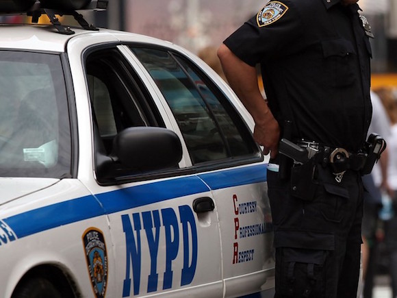 Las autoridades de Nueva York est&aacute;n buscando a un desconocido que este martes amenaz&oacute; con hacer estallar supuestas bombas.