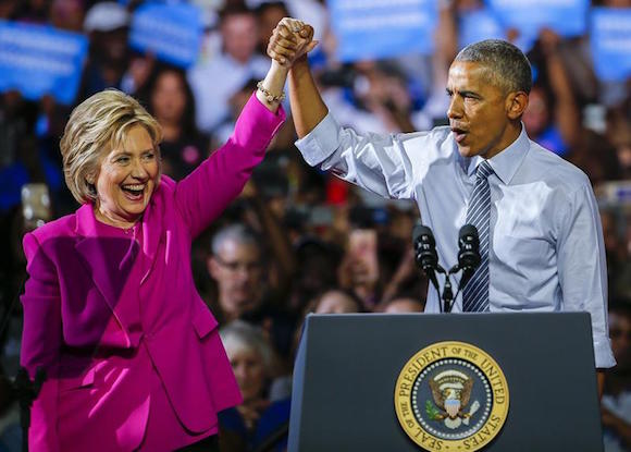 La aspirante dem&oacute;crata a la Casa Blanca, Hillary Clinton (i), junto al presidente estadounidense, Barack Obama (d), hoy, 5 de julio de 2016, durante un acto de campa&ntilde;a en Charlotte. Clinton prometi&oacute; hoy "construir" sobre el legado y el "progreso" de Obama, en su primer mitin de campa&ntilde;a juntos. 