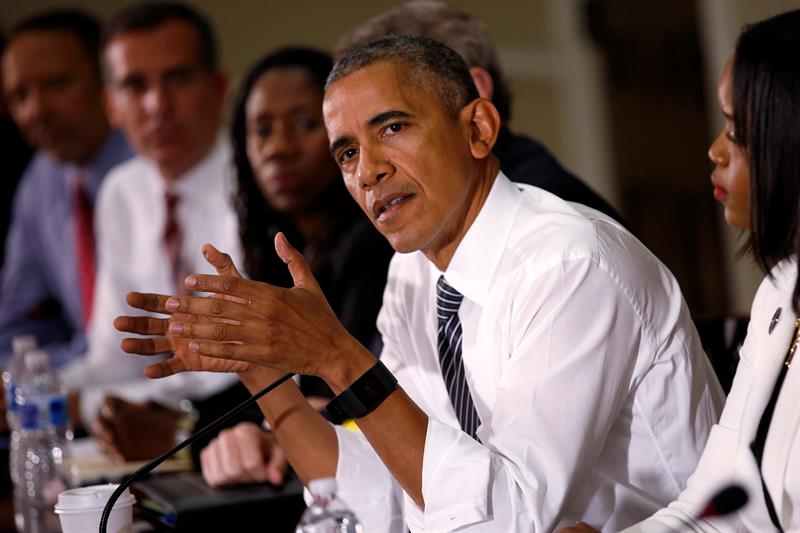 El presidente estadounidense, Barack Obama, lidera una reunión sobre justicia criminal en el campus del Edificio Eisenhower Executive Office hoy, 13 de julio de 2016, en Washington DC. Obama se enfrenta al final de su mandato al reto de estrechar la brecha que separa a la policía de las minorías negra e hispana, un desafío que abarcó hoy con una emblemática reunión en la Casa Blanca con representantes de las dos partes en conflicto.