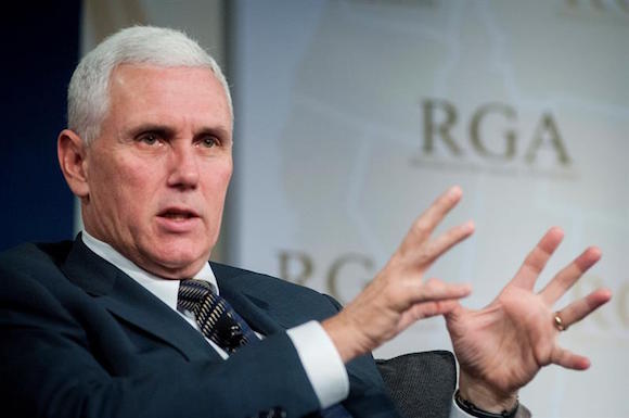  Fotograf&iacute;a de archivo del pasado 21 de noviembre de 2013 que muestra al gobernador de Indiana Mike Pence durante su intervenci&oacute;n en la Asociaci&oacute;n de Gobernadores republicanos en Phoenix, Arizona, Estados Unidos.