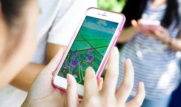 Detalle del videojuego 'Pokemon Go' en un tel&eacute;fono inteligente en Union Square hoy, lunes 11 de julio de 2016, en Nueva York (EEUU). La aplicaci&oacute;n para celulares, lanzada el pasado 8 de julio y de gran &eacute;xito, ofrece a los jugadores un mundo virtual que corresponde a la su actual ubicaci&oacute;n de GPS. 
