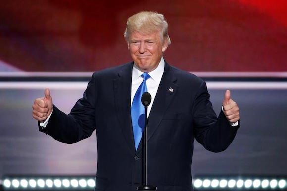 El precandidato presidencial republicano Donald Trump habla hoy, 18 de julio de 2016, en la apertura de la segunda sesión del primer día de la Convención Republicana en el Centro Nacional Republicano Quicken Loans Arena de Cleveland.