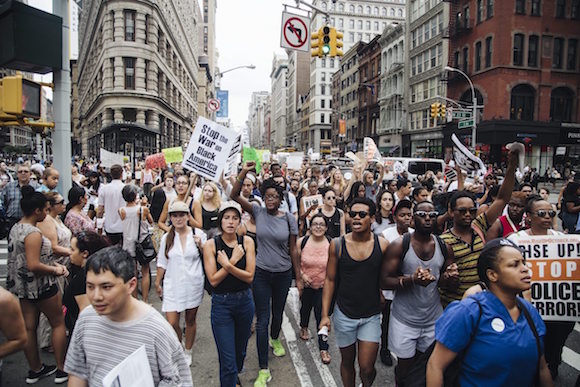 Manifestantes de "Black Lives Matter" (Las vidas negras importan) marchan en Nueva York. 