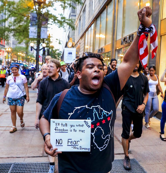 Personas protestan contra los recientes actos violentos en contra de la poblaci&oacute;n afroamericana.