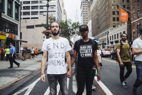 Un grupo de personas protestan en Nueva York contra el reciente asesinato de Delrawn Small (Nueva York), Alton Sterling (Luisiana) y Philando Castile (Minnesota), a manos de polic&iacute;as.
