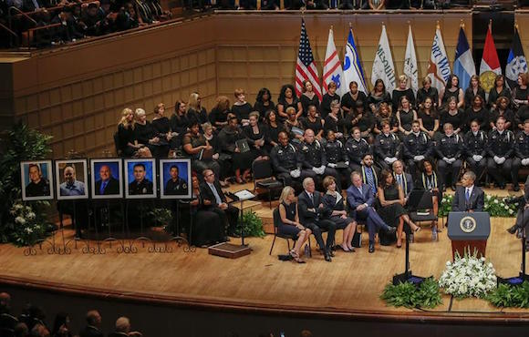  El presidente estadounidense, Barack Obama (d), participa hoy, martes 12 de julio de 2016, en un homenaje interreligioso a los pol&iacute;cias muertos en un tiroteo, en el Morton H. Meyerson Symphony Center en Dallas (TX, EE.UU.). Cinco polic&iacute;as perdieron la vida en una emboscada por un francotirador durante una protesta en Dallas el 7 de julio. 