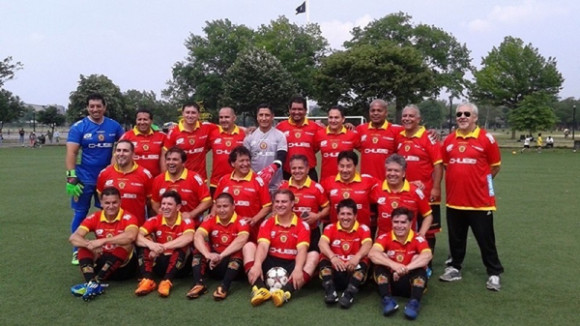 Integrantes del Deportivo Cuenca New York que viene consechando bueno resultados en la Liguilla de la Master Soccer League. Este s&aacute;bado 20 de agosto chocar&aacute; contra el Am&eacute;rica. (Foto Cortes&iacute;a DeCuNY)
