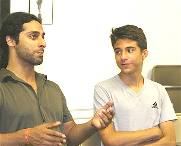 Hamza Zaman y Neilson Lantigua en una escena de &ldquo;Fresh Meat&rdquo;.