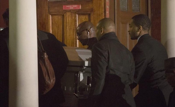 Familiares y amigos asisten al funeral por Akai Gurley en Brooklyn. Gurley, un joven negro de 28 a&ntilde;os, falleci&oacute; abatido por el disparo de un polic&iacute;a, que ha sido hallado culpable de homicidio. EFE/Archivo