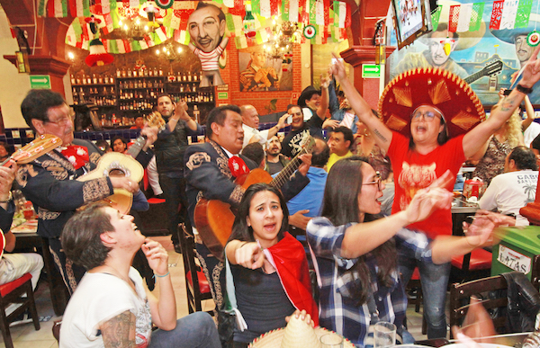 Un grupo de personas cantan en homenaje en la Plaza Garibaldi, la ic&oacute;nica plaza de los mariachis de Ciudad de M&eacute;xico al cantautor Juan Gabriel.