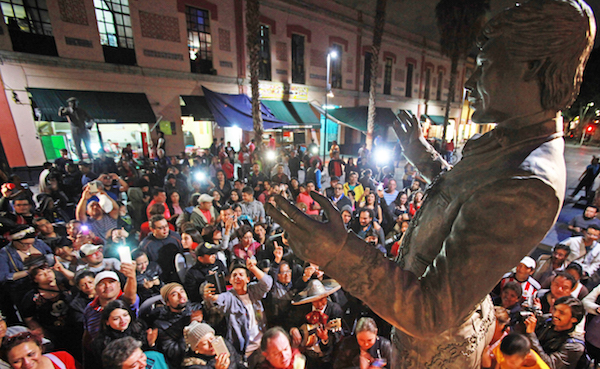 La gente canta delante de la escultura de Juan Gabriel en la Plaza Garibaldi, la ic&Ucirc;nica Plaza de los Mariachis en la Ciudad de M&Egrave;xico, M&Egrave;xico, el 28 de agosto de 2016, al cantante que muri&Ucirc; en su casa de Santa M&Ucirc;nica, California, Estados Unidos . EFE/EPA / Mario Guzm&middot;n 