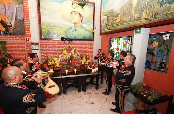 Mariachis rinden homenaje en la Plaza Garibaldi, la ic&oacute;nica plaza de los mariachis de Ciudad de M&eacute;xico, (M&eacute;xico) al cantautor Juan Gabriel.