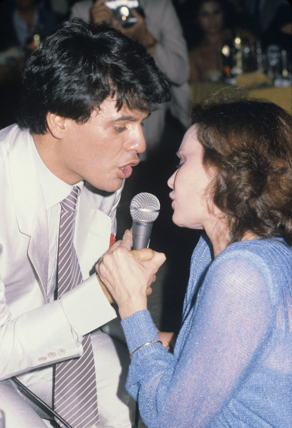 El cantante mejicano Juan Gabriel canta rancheras junto a Rocio Durcal durante su presentaci&Ucirc;n en Madrid. EFE/err