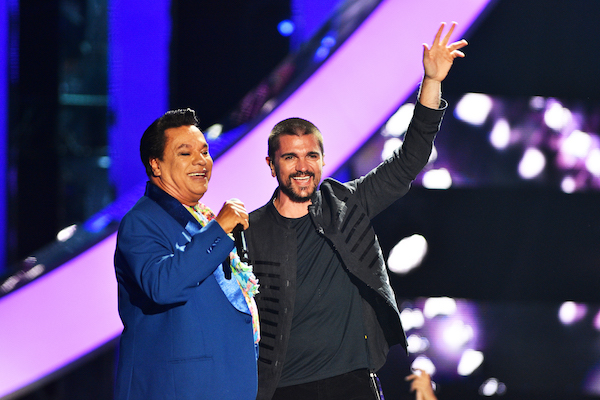 El cantante mexicano Juan Gabriel (i) y el colombiano Juanes (d) se presentan en la gala de los premios Billboard a la M&uacute;sica Latina hoy, jueves 28 de abril de 2016, en el BankUnited Center de Miami, Florida (EE.UU.). EFE/Gast&oacute;n de C&aacute;rdenas