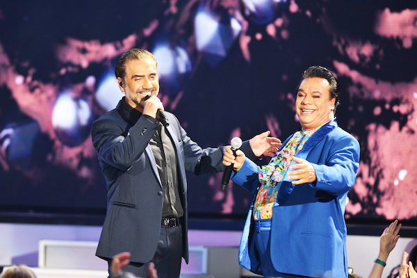 Los cantantes mexicanos Alejandro Fern&aacute;ndez (i) y Juan Gabriel (d) recibe el premio Sal&oacute;n de la Fama en la gala de los premios Billboard a la M&uacute;sica Latina hoy, jueves 28 de abril de 2016, en el BankUnited Center de Miami, Florida (EE.UU.). EFE/Gast&oacute;n de C&aacute;rdenas