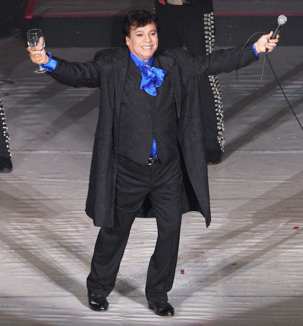  El cantante mexicano Juan Gabriel ofreci&oacute; este jueves 17 de septiembre de 2015, un espect&aacute;culo lleno de energ&iacute;a ante miles de seguidores que se dieron cita esta noche en el Auditorio Nacional de la Ciudad de M&eacute;xico, en el primero de seis conciertos con los que pone fin a su gira "Juntos". "El Divo de Ju&aacute;rez", acompa&ntilde;ado por m&aacute;s de 50 m&uacute;sicos y coristas, regal&oacute; una noche m&aacute;gica a un p&uacute;blico en su mayor parte maduro, que core&oacute; sus m&aacute;s grandes &eacute;xitos como "Querida", "Siempre en mi mente", "As&iacute; fue" y "Me nace del coraz&oacute;n", entre otras piezas. EFEMEX/S&aacute;shenka Guti&eacute;rrez