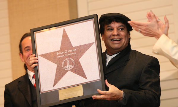 El cantante y compositor mexicano Juan Gabriel posa con su estrella hoy, jueves 17 de diciembre de 2009, en el paseo de las estrellas de Las Vegas, Nevada (EEUU). EFE/Barry Sweet