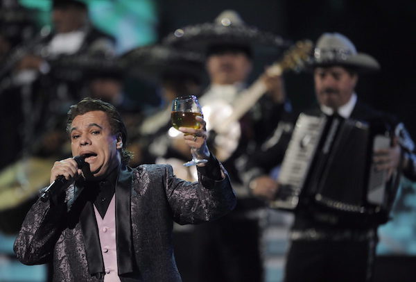 El cantautor mexicano Juan Gabriel se presenta hoy, 5 de noviembre de 2009, durante la ceremonia de los premios Grammy Latino que se lleva a cabo en Las Vegas, Nevada (EEUU). Estos premios reconocen la excelencia t&eacute;cnica y art&iacute;stica y son de gran peso en la industria musical latinoamericana. EFE/PAUL BUCK
