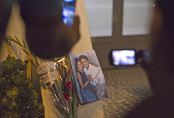 Vista de una foto y algunas flores con que un grupo de personas rinden tributo al cantante Juan Gabriel, una de las estrellas musicales m&aacute;s importantes de M&eacute;xico, en su casa ubicada en Santa M&oacute;nica, California (Estados Unidos). El presidente de M&eacute;xico, Enrique Pe&ntilde;a Nieto, y medios locales informaron hoy del fallecimiento del divo mexicano a los 66 a&ntilde;os debido a un infarto al coraz&oacute;n, dos d&iacute;as despu&eacute;s de dar su &uacute;ltimo concierto en el F&oacute;rum de Los &Aacute;ngeles. EFE/RODOLFO DE LUNA