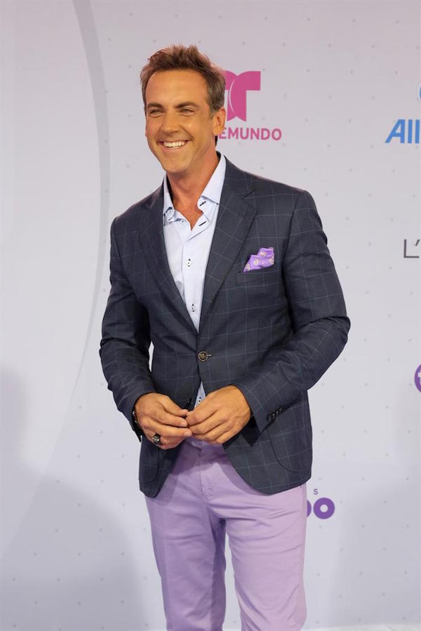 Carlos Ponce posa en la alfombra azul de los Premios Tu Mundo 2016 