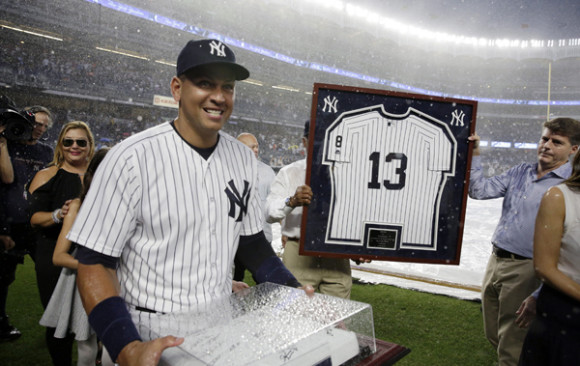 El veterano toletero recibi&oacute; un uniforme de los Yankees enmarcado, que le entreg&oacute; el due&ntilde;o de los Yankees, Hal Steinbrenner y de una base firmada por todos los compa&ntilde;eros del equipo.  