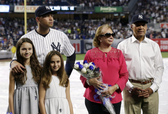Alex Rodr&iacute;guez junto a sus dos hijas Natasha y Ella, su madre Lourdes Navarro, y el ex-jugador de los Yankees Reggie Jackson. 