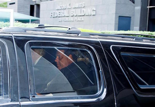 El gobernador de Nueva Jersey, Chris Christie (d) acompa&ntilde;a al candidato republicano a la Presidencia de Estados Unidos, Donald Trump (i, parcialmente), a su llegada al edificio Jacob K. Javits hoy, mi&eacute;rcoles 17 de agosto de 2016, en Nueva York 