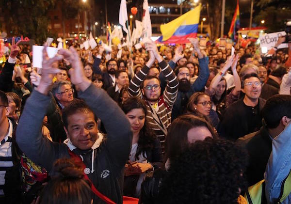 Personas siguen la transmisión por televisión de la firma del acuerdo final que cierra las negociaciones de paz desarrolladas en La Habana durante los últimos cuatro años entre el Gobierno de Colombia y las FARC hoy, miércoles 24 de agosto de 2016, en Bogota (Colombia).