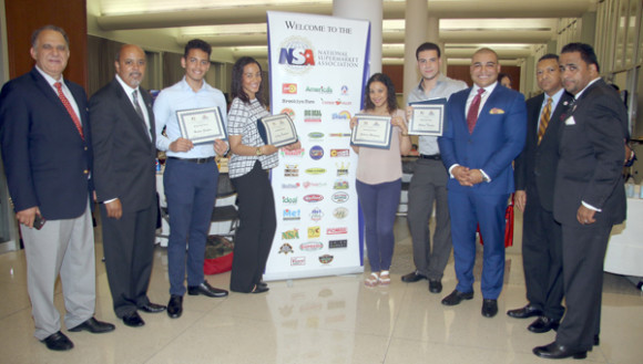 Directivos , invitados y estudiantes