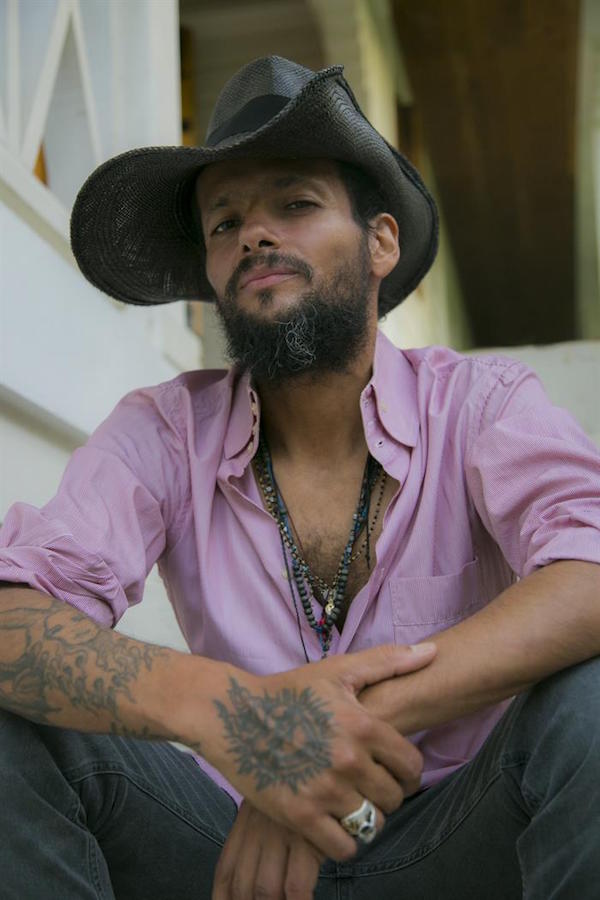 Draco Rosa se encuentra involucrado en variopintos proyectos, desde impulsar una fundación a cultivar su propio café, y a pocos días de comenzar su tour por EE.UU. "Lo Sagrado y Lo Maldito", Draco Rosa afirmó que vencer al cáncer le ha servido para "reordenar" sus prioridades vitales. "Ahora la vida es diferente.