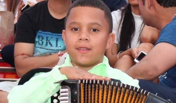 Interpretando el acordeón desde los tres años, actualmente con seis años de experiencia musical es un verdadero Embajador de la Música tradicional de República Dominicana.