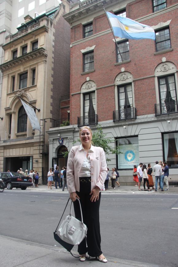Durante una de las actividades cívico-culturales en la histórica propiedad sede del Consulado General y Centro Promoción de Argentina en Nueva York, en cuya fachada se colocará la placa oficial reconociéndola como “landamark” de la Ciudad de Nueva York, gracias a nuestra iniciativa como Fundadora y Directora del Comité Internacional Galo Plaza.
