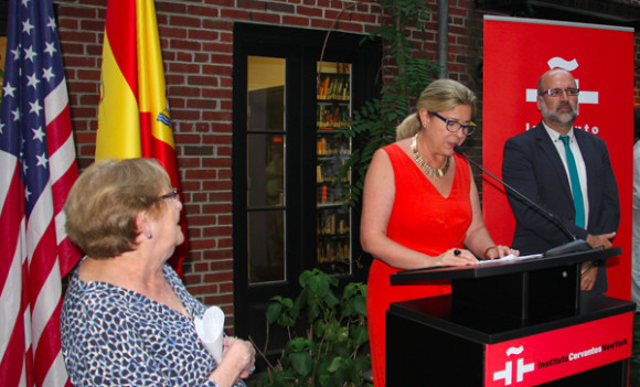 Beatriz Hernanz, Directora de Cultura de la red de Institutos Cervantes inaugur&oacute; la muestra junto a Jos&eacute; Manuel Luc&iacute;a Meg&iacute;as, uno de los cervantistas m&aacute;s prestigiosos y reconocidos en todo el mundo, catedr&aacute;tico de la Universidad Complutense de Madrid y Presidente de Honor de la Asociaci&oacute;n de Cervantistas, es el Comisario de Quijotes por el Mundo.