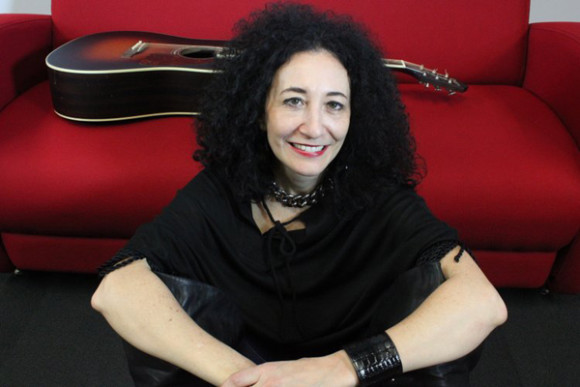Con su característica versatilidad, Eljuri en su nuevo sencillo El Viento, parte de su nuevo álbum La Lucha, rinde homenaje a los ritmos y armonías afro-latinos tradicionales, una de sus fuertes raíces culturales.