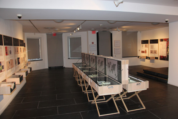 Una toma parcial de la hist&oacute;rica exhibici&oacute;n Quijotes por el Mundo, que presenta gratuitamente el Instituto Cervantes de Manhattan como un homenaje a la Lengua Espa&ntilde;ola.