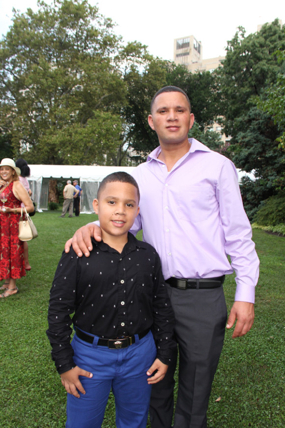 El talentoso Diomedes Espinal después de su actuación en Gracie Mansion, la residencia del Alcalde de Nueva York durante la celebración en honor de República Dominicana junto a su progenitor.