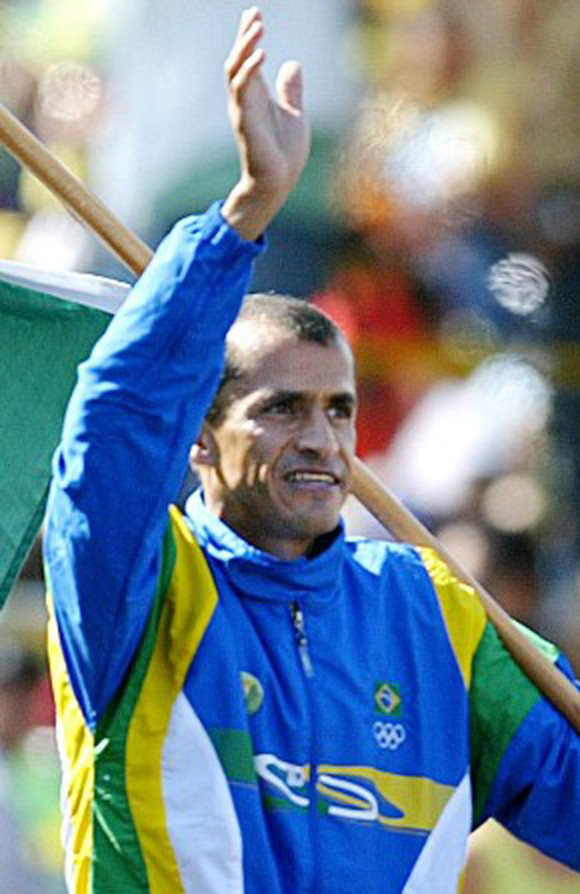 La medalla de oro Pierre de Coubertin al verdadero esp&iacute;ritu deportivo, reconocida como uno de los mayores honores a un deportista ol&iacute;mpico, solo la ha recibido un latino, Vanderlei de Lima, brasile&ntilde;o, durante las Olimpiadas del 2004 en Atenas. Cuando encabezaba la carrera fue empujado por un ex sacerdote irland&eacute;s, peroretorn&oacute; a la competencia y obtuvo el 3er lugar. Ha ganado medalla de oro en los Panamericanos (1999 y 2003).
