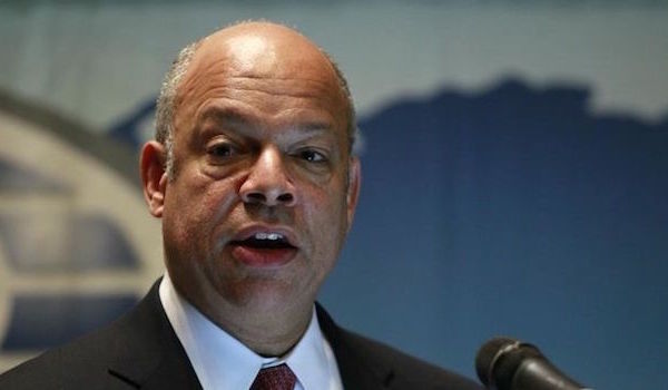 El secretario de Seguridad Nacional, Jeh Johnson, anunci&oacute; hoy que evaluar&aacute; poner fin a los centros de detenci&oacute;n para inmigrantes gestionados por empresas privadas y en donde todav&iacute;a viven parte de los indocumentados centroamericanos que llegaron al pa&iacute;s en verano de 2014. EFE/ARCHIVO
