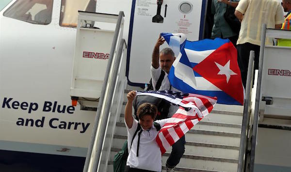 Un avión de la aerolínea estadounidense Jet Blue llega hoy, miércoles 31 de agosto de 2016, al aeropuerto Abel Santamaría de la ciudad de Santa Clara (Cuba), restableciendo así el servicio de vuelos regulares entre la isla y EE.UU., suspendido desde hace más de 50 años.