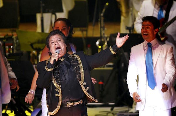 Fotograf&iacute;a de archivo del 24 de octubre de 2013 del cantautor mexicano Juan Gabriel (i) durante un concierto en el Auditorio Telmex de la ciudad mexicana de Guadalajara. 