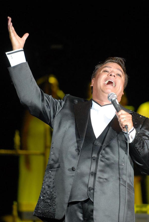 Fotograf&iacute;a de archivo del 26 de abril de 2006 del cantautor mexicano Juan Gabriel durante un concierto en el Auditorio Nacional de Ciudad de M&eacute;xico.