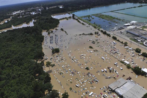 Fotograf&iacute;a facilitada por los Guardacostas de EE.UU. hoy, 16 de agosto de 2016, que muestra una zona inundada en Baton Rouge, Luisiana.