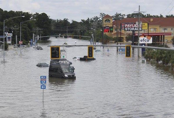 Fotograf&iacute;a facilitada por el Departamento de Transporte y Desarrollo de Luisiana (DOTD), muestra veh&iacute;culos pr&aacute;cticamente cubiertos por el agua que inunda las calles de Baton Rouge en Luisiana.