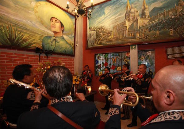  Mariachis rinden homenaje hoy, domingo 28 de agosto de 2016, en la Plaza Garibaldi, la ic&oacute;nica plaza de los mariachis de Ciudad de M&eacute;xico, (M&eacute;xico) al cantautor Juan Gabriel quien muri&oacute; esta ma&ntilde;ana en su casa de Santa M&oacute;nica, California 
