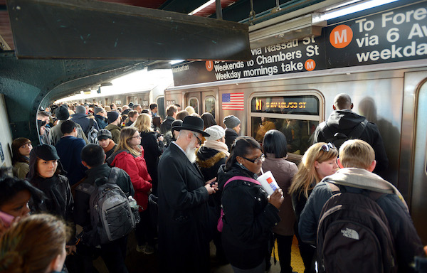 El metro de Nueva York transporta diariamente a unos 5,7 millones de residentes y visitantes.